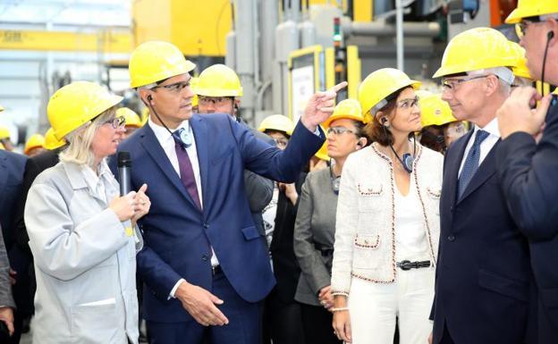 El presidente del Gobierno recibe explicaciones de la nueva fábrica de aluminio. 