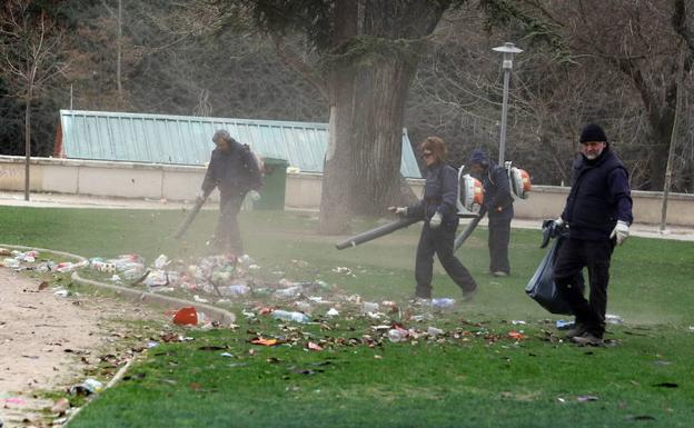 Operarios municipales retiran la basura acumulada en Las Moreras y La Rosaleda tras un botellón en Valladolid. 