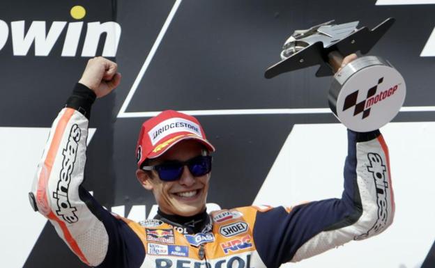 Marc Márquez celebra una de sus victorias en el Mundial de MotoGP. 
