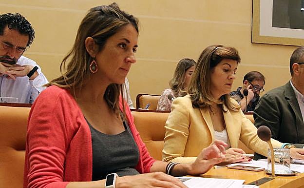Los concejales del PP municipal, Juan Antonio Miranda, Raquel Fernández y Azucena Suárez, durante un pleno.
