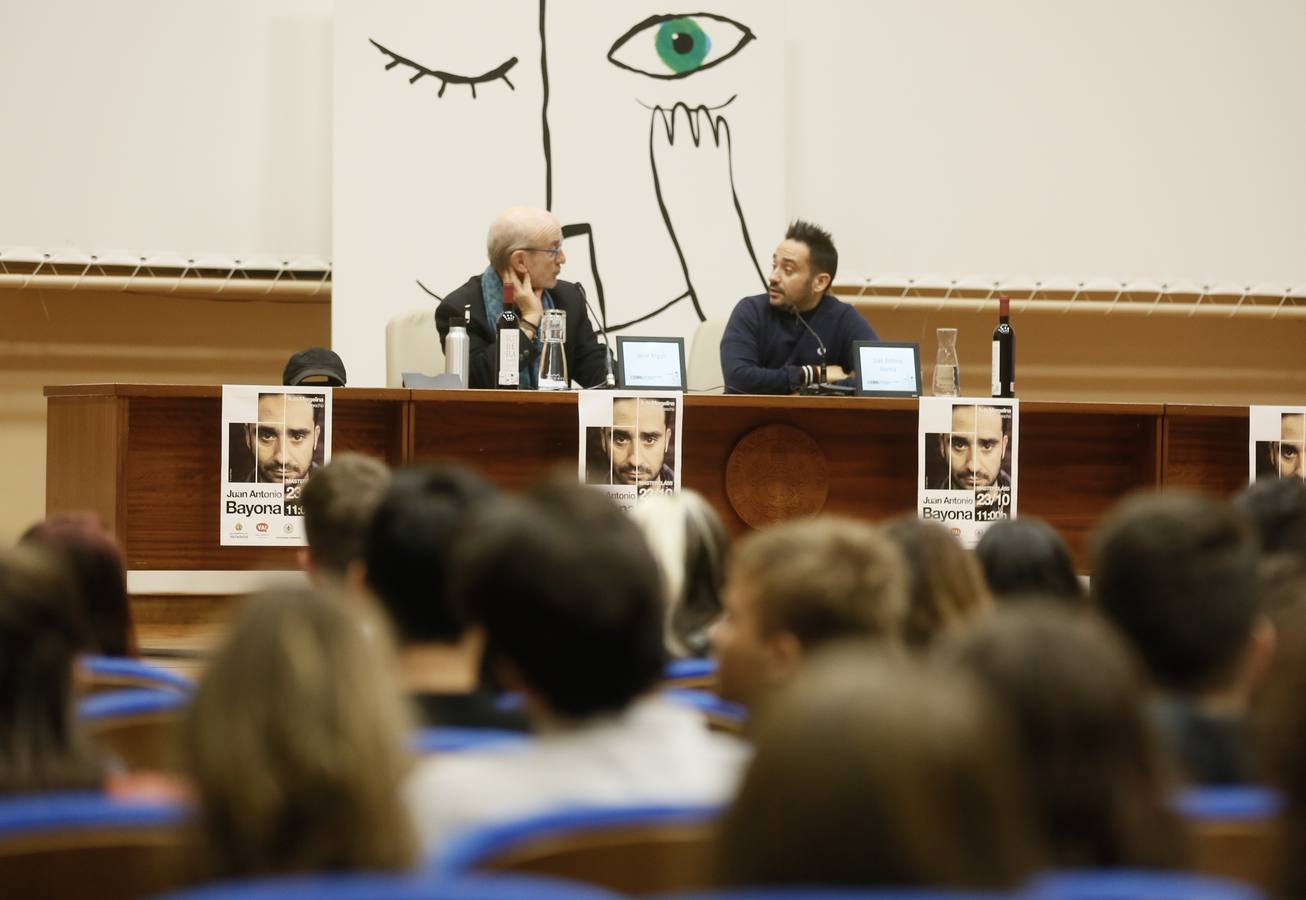 Fotos: Clase magistral de Juan Antonio Bayona en la Universidad de Valladolid