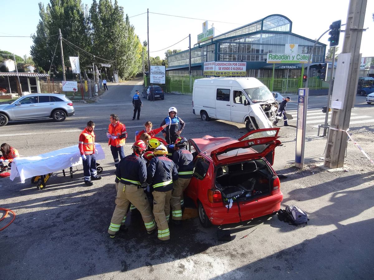 Una persona ha resultado herida muy grave en la colisión en la que se han visto implicados dos turismos y una furgoneta