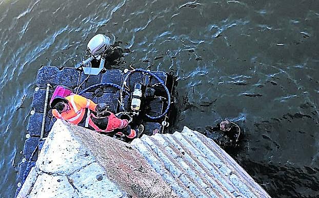 Los buzos inician la inspección.