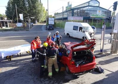Imagen secundaria 1 - Accidente de tráfico entre dos turismos y una furgoneta en el Camino Viejo de Simancas de Valladolid. 
