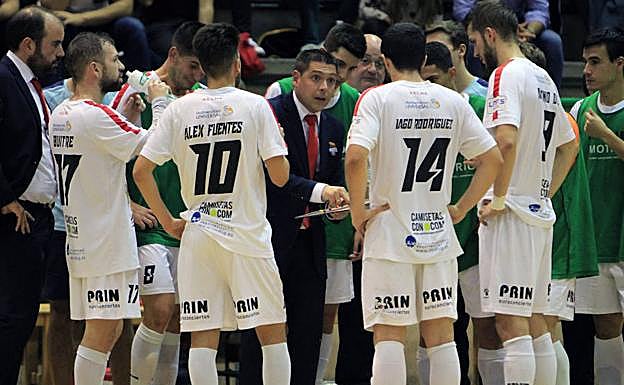 Diego Gacimartín transmite instrucciones a sus jugadores en un tiempo muerto.