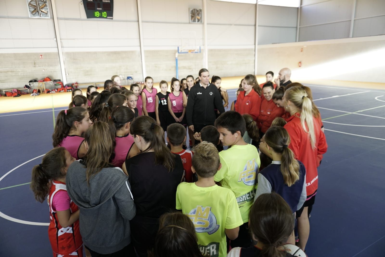 La plantilla del primer equipo salmantino ha respondido a las preguntas de los jóvenes baloncestistas tormesinos