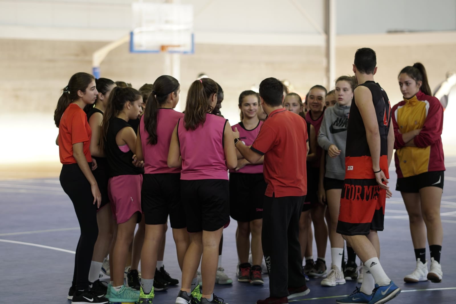 La plantilla del primer equipo salmantino ha respondido a las preguntas de los jóvenes baloncestistas tormesinos