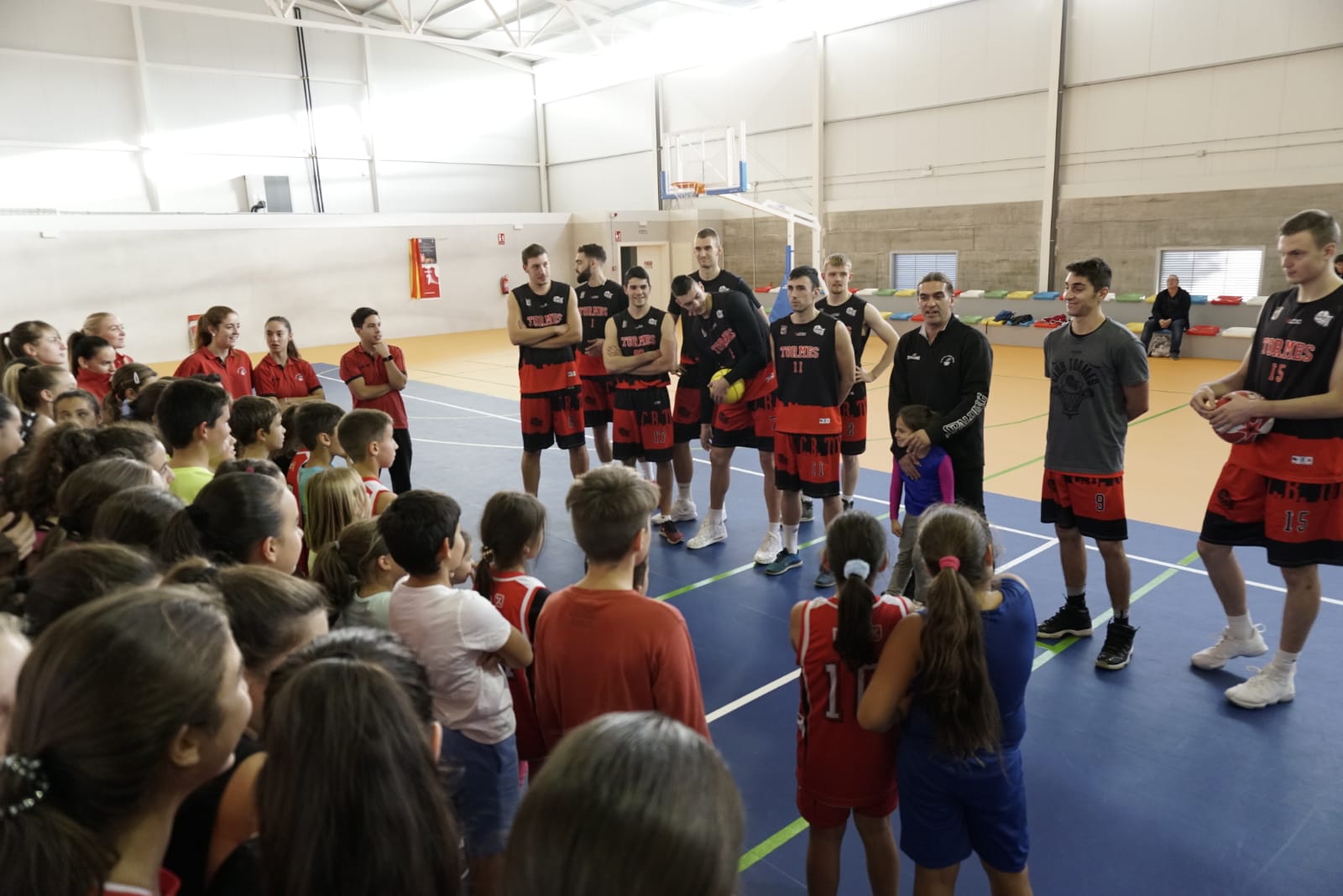 La plantilla del primer equipo salmantino ha respondido a las preguntas de los jóvenes baloncestistas tormesinos