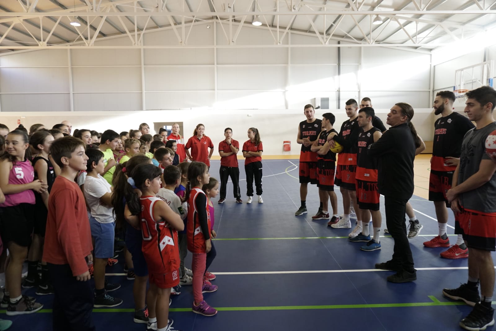 La plantilla del primer equipo salmantino ha respondido a las preguntas de los jóvenes baloncestistas tormesinos