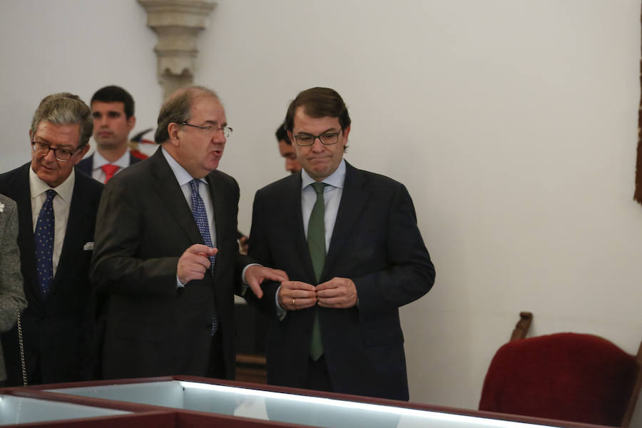 Con 88 años a sus espaldas, este incombustible literato venezolano y profesor jubilado recibió un merecido tributo y un sentido reconocimiento en el Paraninfo de la Universidad de Salamanca, de manos de la Reina emérita, Doña Sofía