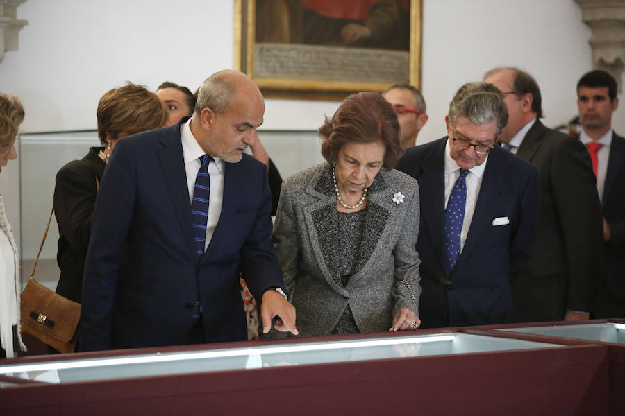 Con 88 años a sus espaldas, este incombustible literato venezolano y profesor jubilado recibió un merecido tributo y un sentido reconocimiento en el Paraninfo de la Universidad de Salamanca, de manos de la Reina emérita, Doña Sofía