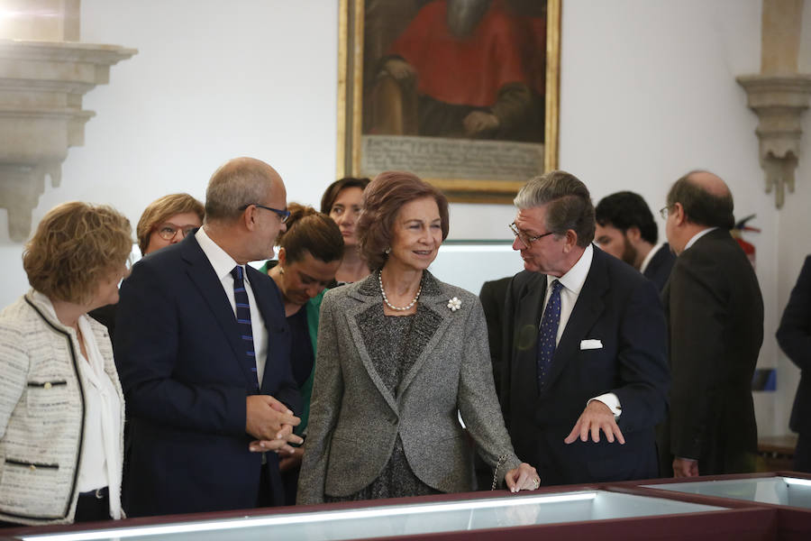 Con 88 años a sus espaldas, este incombustible literato venezolano y profesor jubilado recibió un merecido tributo y un sentido reconocimiento en el Paraninfo de la Universidad de Salamanca, de manos de la Reina emérita, Doña Sofía