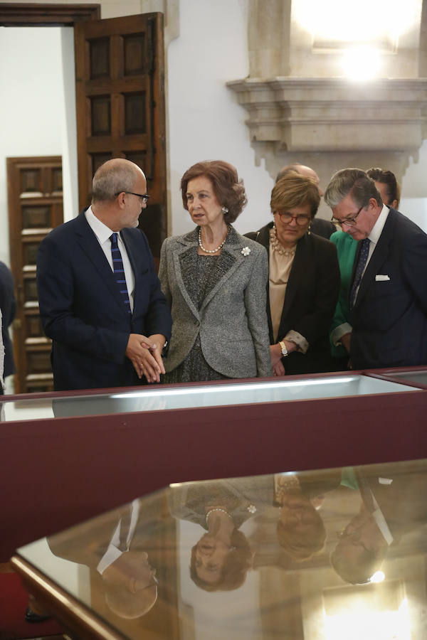 Con 88 años a sus espaldas, este incombustible literato venezolano y profesor jubilado recibió un merecido tributo y un sentido reconocimiento en el Paraninfo de la Universidad de Salamanca, de manos de la Reina emérita, Doña Sofía