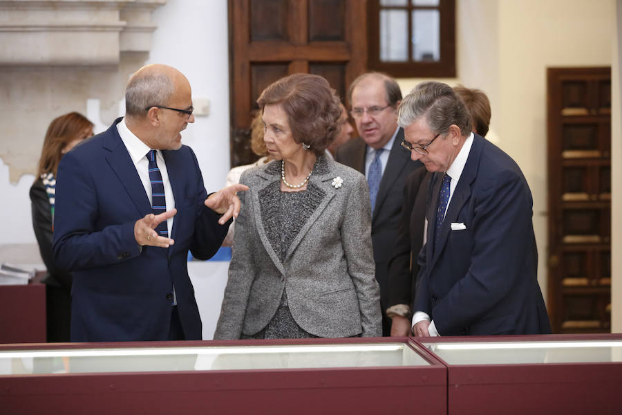Con 88 años a sus espaldas, este incombustible literato venezolano y profesor jubilado recibió un merecido tributo y un sentido reconocimiento en el Paraninfo de la Universidad de Salamanca, de manos de la Reina emérita, Doña Sofía