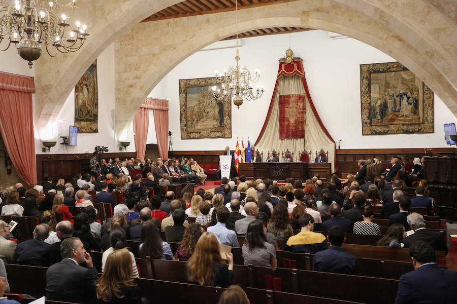 Con 88 años a sus espaldas, este incombustible literato venezolano y profesor jubilado recibió un merecido tributo y un sentido reconocimiento en el Paraninfo de la Universidad de Salamanca, de manos de la Reina emérita, Doña Sofía