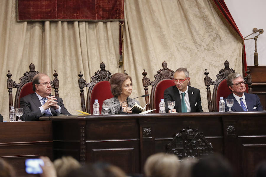 Con 88 años a sus espaldas, este incombustible literato venezolano y profesor jubilado recibió un merecido tributo y un sentido reconocimiento en el Paraninfo de la Universidad de Salamanca, de manos de la Reina emérita, Doña Sofía
