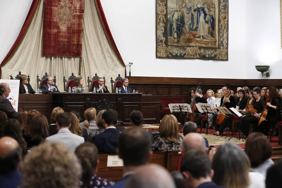 Con 88 años a sus espaldas, este incombustible literato venezolano y profesor jubilado recibió un merecido tributo y un sentido reconocimiento en el Paraninfo de la Universidad de Salamanca, de manos de la Reina emérita, Doña Sofía