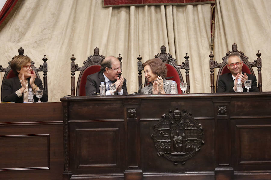 Con 88 años a sus espaldas, este incombustible literato venezolano y profesor jubilado recibió un merecido tributo y un sentido reconocimiento en el Paraninfo de la Universidad de Salamanca, de manos de la Reina emérita, Doña Sofía