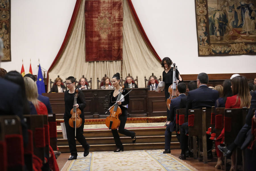 Con 88 años a sus espaldas, este incombustible literato venezolano y profesor jubilado recibió un merecido tributo y un sentido reconocimiento en el Paraninfo de la Universidad de Salamanca, de manos de la Reina emérita, Doña Sofía