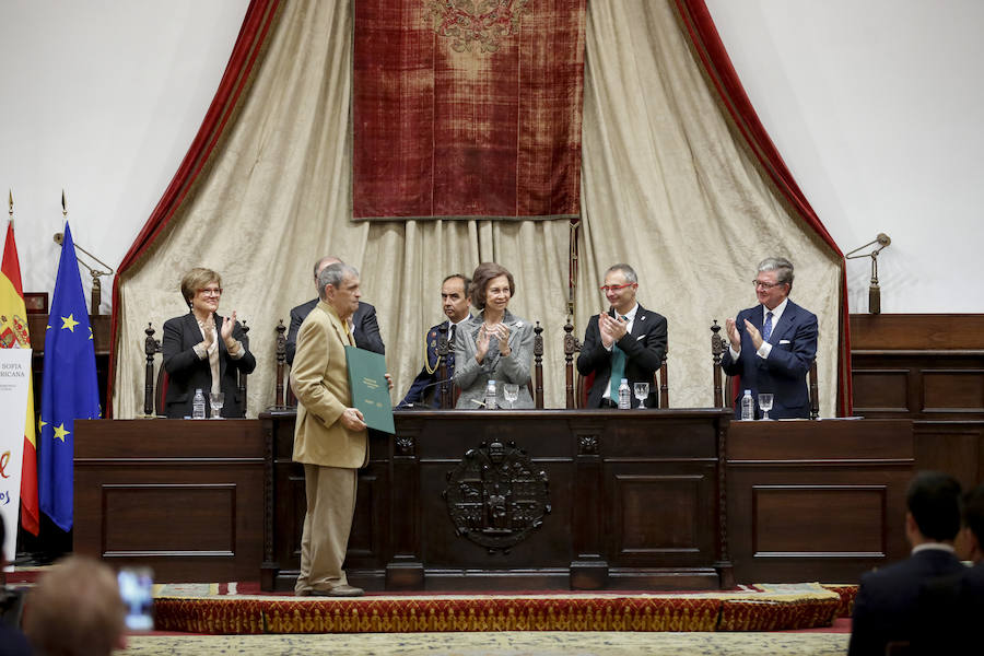 Con 88 años a sus espaldas, este incombustible literato venezolano y profesor jubilado recibió un merecido tributo y un sentido reconocimiento en el Paraninfo de la Universidad de Salamanca, de manos de la Reina emérita, Doña Sofía