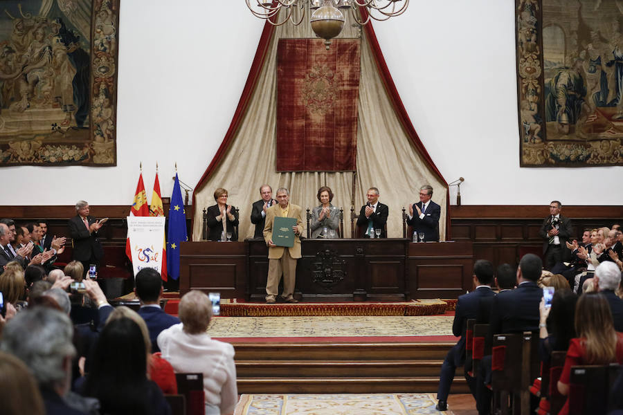 Con 88 años a sus espaldas, este incombustible literato venezolano y profesor jubilado recibió un merecido tributo y un sentido reconocimiento en el Paraninfo de la Universidad de Salamanca, de manos de la Reina emérita, Doña Sofía