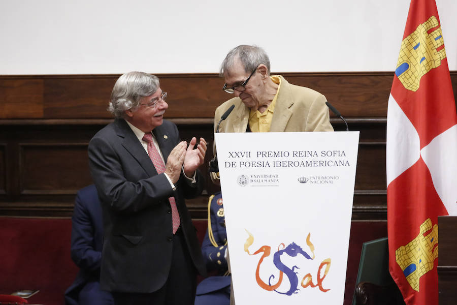 Con 88 años a sus espaldas, este incombustible literato venezolano y profesor jubilado recibió un merecido tributo y un sentido reconocimiento en el Paraninfo de la Universidad de Salamanca, de manos de la Reina emérita, Doña Sofía