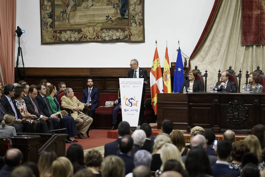 Con 88 años a sus espaldas, este incombustible literato venezolano y profesor jubilado recibió un merecido tributo y un sentido reconocimiento en el Paraninfo de la Universidad de Salamanca, de manos de la Reina emérita, Doña Sofía