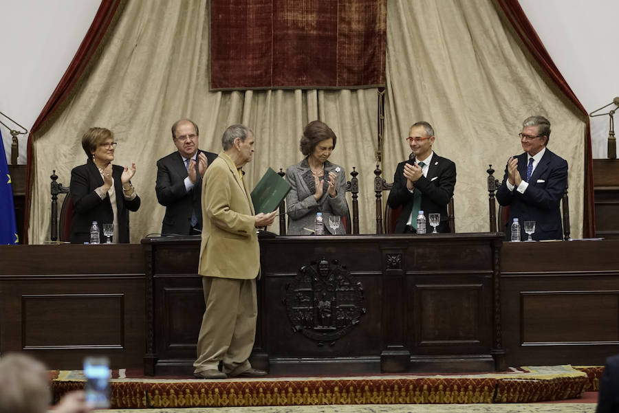 Con 88 años a sus espaldas, este incombustible literato venezolano y profesor jubilado recibió un merecido tributo y un sentido reconocimiento en el Paraninfo de la Universidad de Salamanca, de manos de la Reina emérita, Doña Sofía