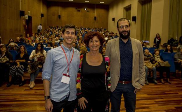 Icíar Bollaín con los representantes del Congreso de Hispanistas Pablo Romero y Félix Blanco