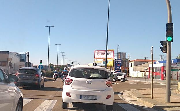 Agentes de la Policía Local acuden al lugar del accidente en el cruce entre la calle Vázquez de Menchaca y la avenida de Zamora. 