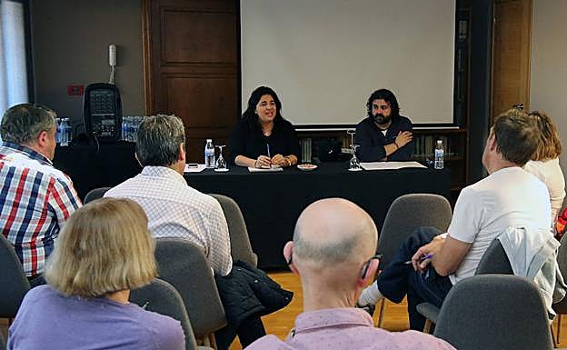Rebeca Miguel informa a los asistentes a la asamblea celebrada en el Hotel RealSegovia.