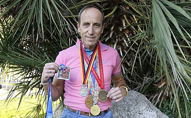 Luis García posa con las cinco medallas, a falta de la de Boston.