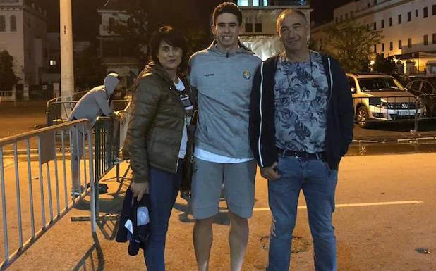 Miguelín, con sus padres Conchi y Luismi en Sevilla la noche antes de su debut en Primera. 