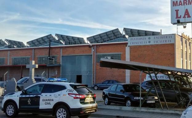 Fallece un trabajador tras caerle encima una piedra en una fábrica de mármol de Mojados