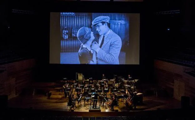 Un momento del concierto de la OSCyL en el Delibes con la proyección de 'El hombre mosca', protagonizada por Harold Lloyd. 