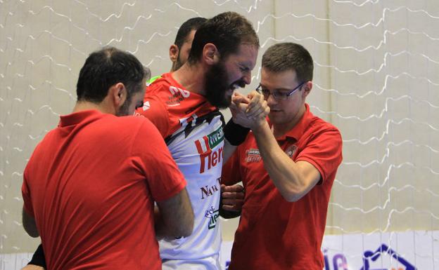 Adrián Rosales se lesiona la rodilla en el partido ante Teucro, en Nava de la Asunción. 