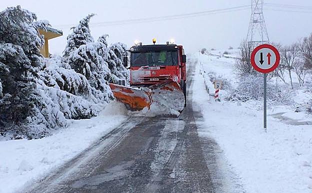Una quitanieves de la Diputación en una carretera provincial, en el último episodio de nevadas.