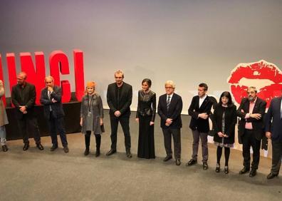 Imagen secundaria 1 - La Reina Letizia, durante su visita este viernes a la Seminci. 