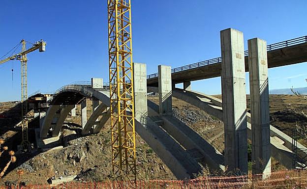 Viaducto en construcción sobre el río Eresma en la zona del vertedero de Roduelos.