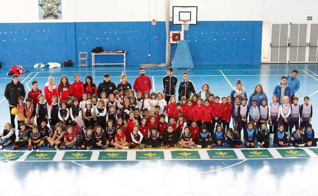 Foto de grupo de los participantes en el primer Pequebasket de Salamanca. 