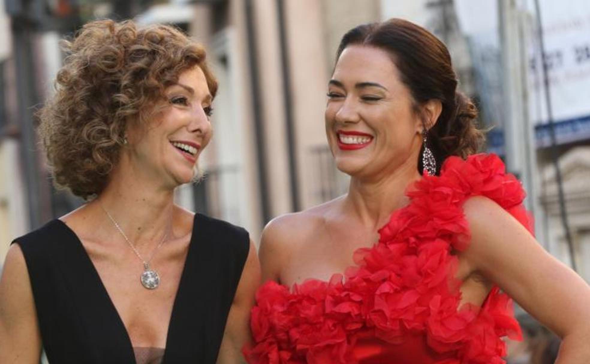 Las presentadoras de la gala, Yolanda Flores y Eva Marciel, sonrientes a su llegada al Teatro Calderón de Valladolid. 