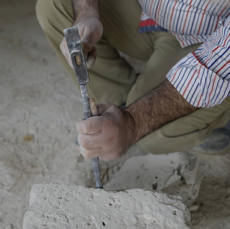 Fotos: Así trabaja la piedra el refugiado sirio afincado en Palencia Ahmad Louai Tavanjat