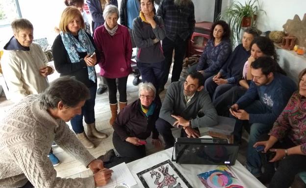 Iñaki Ugalde explicando el proceso a realizar, y a la derecha, aplicaciones del bordado serrano realizadas durante el taller realizado ayer.