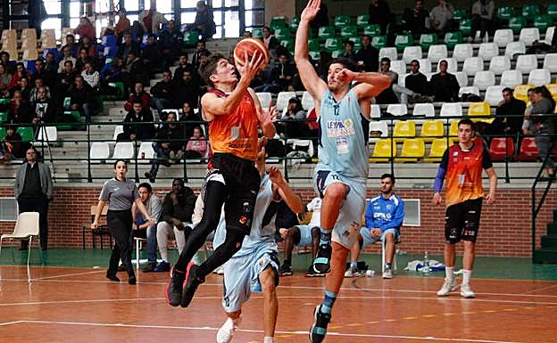 Una acción del partido entre el Aquimisa Carbajosa y el Estudiantes Lugo. 
