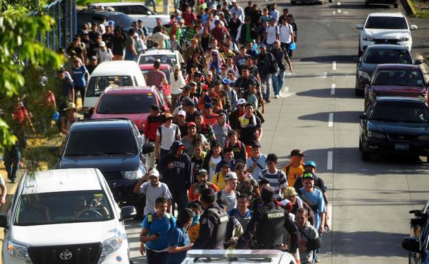 Migrantes salvadoreños se reúnen en una caravana para iniciar su viaje hacia los Estados Unidos, en la plaza «Salvador del Mundo» en San Salvador.