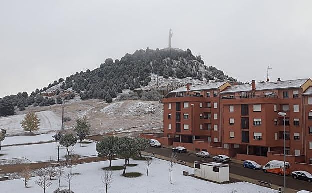 Imagen principal - Llega la primera nevada del otoño a Palencia