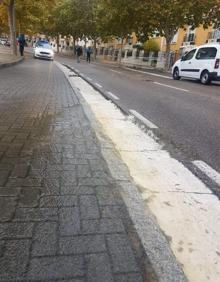 Imagen secundaria 2 - Imágenes de la zona donde se ha producido la rotura de la tubería, en la calle Padre Llanos de Parquesol.