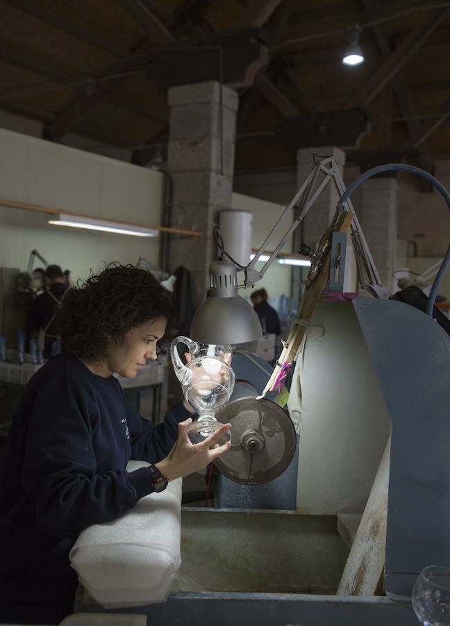 Una trabajadora talla una jarra en la Real Fábrica.