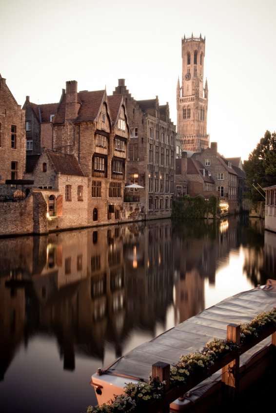 Brujas (Bélgica). El ambiente medieval se respira en cada rincón de una urbe declarada Patrimonio de la Humanidad por la UNESCO, cuyo mayor encanto recae en su centro histórico. Los canales serpentean a través de la ciudad, originando su merecido apodo de 'la Venecia del Norte'.