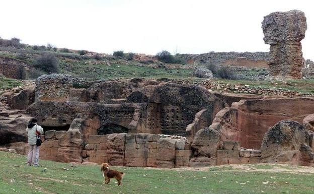 Una turista observa las ruinas de Tiermes (Soria)